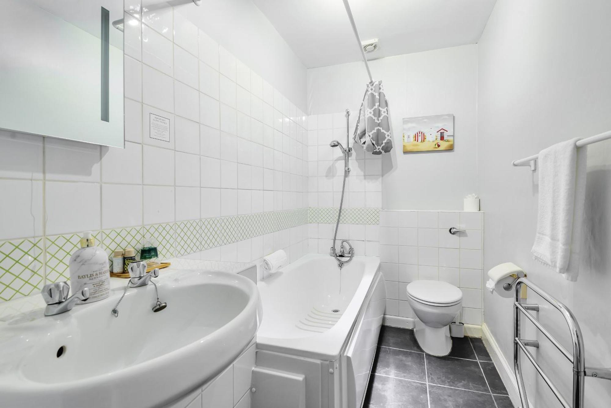 The White House Guest House Williton Chambre photo