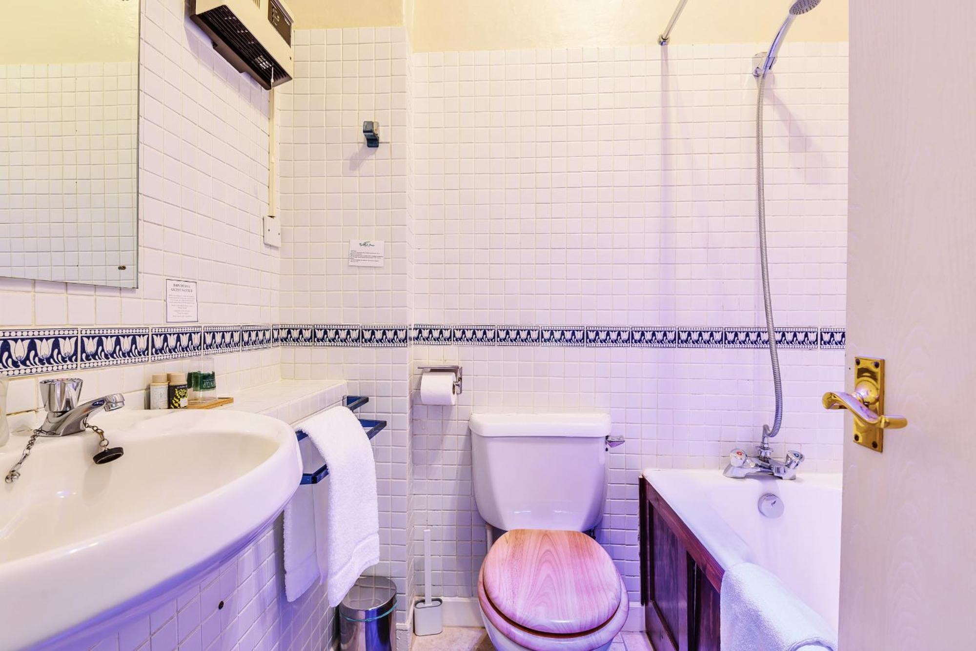 The White House Guest House Williton Chambre photo